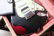 FENDER "LIMITED FOR ESTUDIO 54 AO25-205 59 Strat Heavy Relic Rosewood PLBoMWN HSS Black Pearl Midnight Wine" HARDCASE, 3, 73 KG