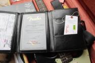 FENDER "LIMITED FOR ESTUDIO 54 AO25-205 59 Strat Heavy Relic Rosewood PLBoMWN HSS Black Pearl Midnight Wine" HARDCASE, 3, 73 KG