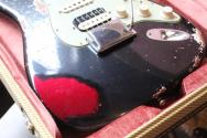 FENDER "LIMITED FOR ESTUDIO 54 AO25-205 59 Strat Heavy Relic Rosewood PLBoMWN HSS Black Pearl Midnight Wine" HARDCASE, 3, 73 KG