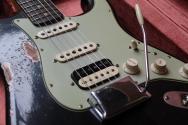 FENDER "LIMITED FOR ESTUDIO 54 AO25-205 59 Strat Heavy Relic Rosewood PLBoMWN HSS Black Pearl Midnight Wine" HARDCASE, 3, 73 KG