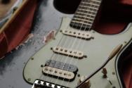 FENDER "LIMITED FOR ESTUDIO 54 AO25-205 59 Strat Heavy Relic Rosewood PLBoMWN HSS Black Pearl Midnight Wine" HARDCASE, 3, 73 KG