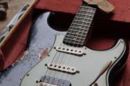FENDER "LIMITED FOR ESTUDIO 54 AO25-205 59 Strat Heavy Relic Rosewood PLBoMWN HSS Black Pearl Midnight Wine" HARDCASE, 3, 73 KG