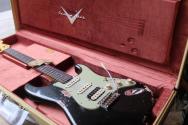 FENDER "LIMITED FOR ESTUDIO 54 AO25-205 59 Strat Heavy Relic Rosewood PLBoMWN HSS Black Pearl Midnight Wine" HARDCASE, 3, 73 KG