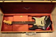 FENDER "LIMITED FOR ESTUDIO 54 AO25-205 59 Strat Heavy Relic Rosewood PLBoMWN HSS Black Pearl Midnight Wine" HARDCASE, 3, 73 KG